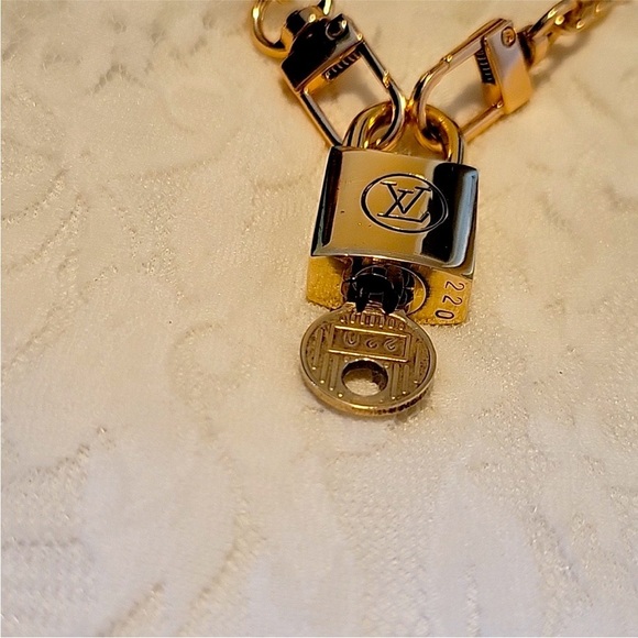 Vintage Louis Vuitton 🔐 Lock& Key #220 - Picture 3 of 3